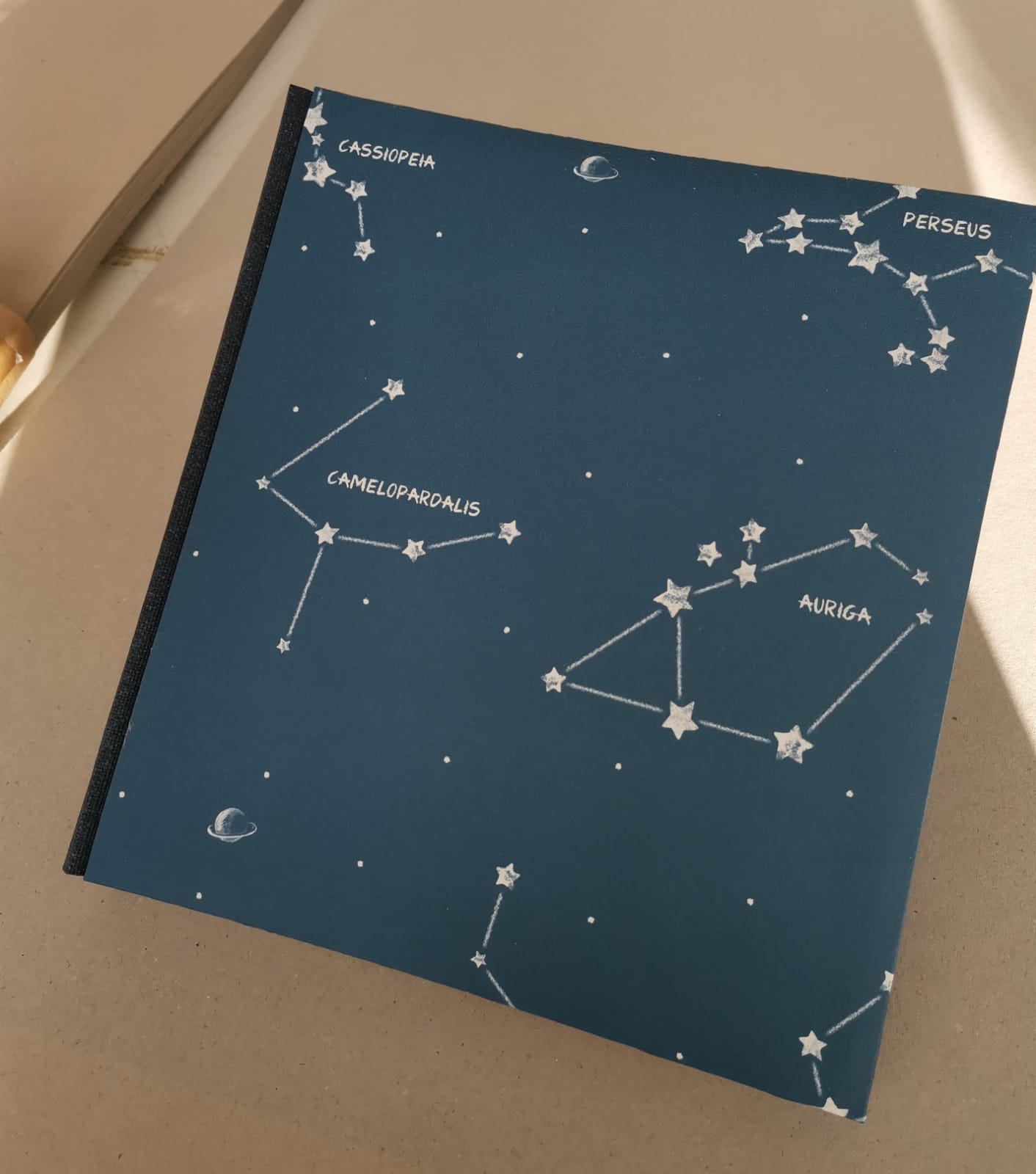 Álbum de Fotos Artesanal 30x30 con Diseño de Constelaciones – Ideal para Papelería y Manualidades